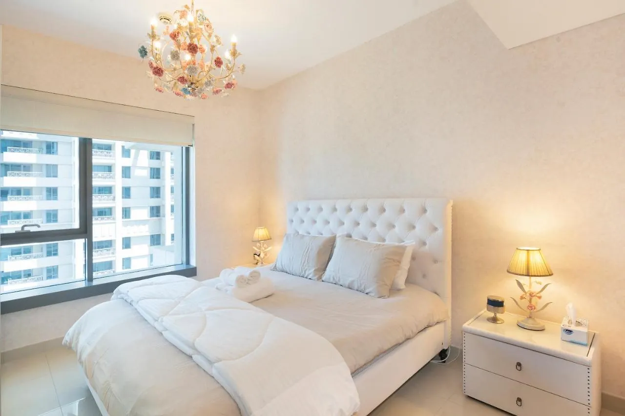 Fountain View Luxury: Downtown Dubai Apartment with Burj Khalifa Vista