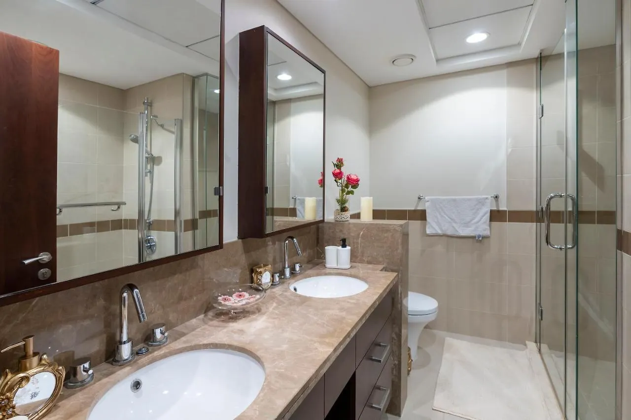 Fountain View Luxury: Downtown Dubai Apartment with Burj Khalifa Vista