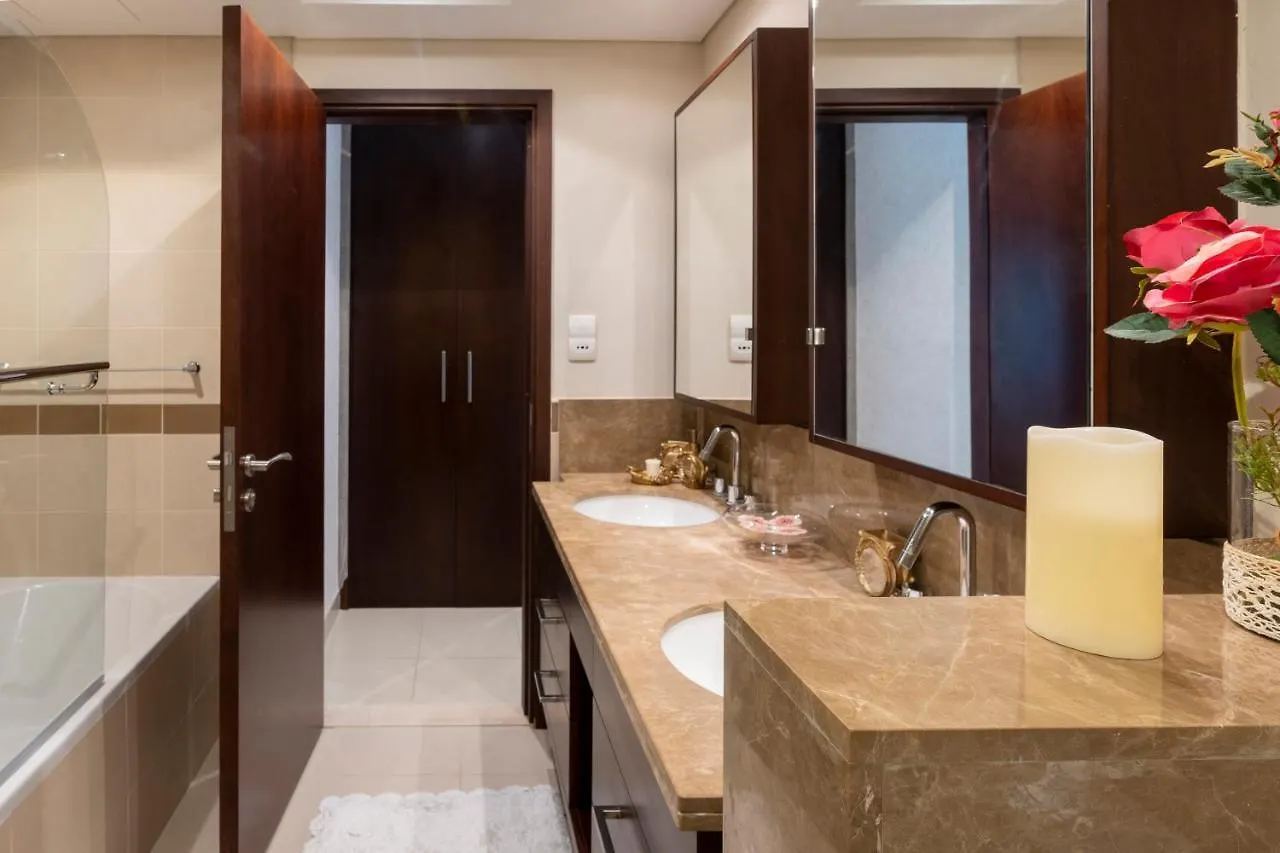 Fountain View Luxury: Downtown Dubai Apartment with Burj Khalifa Vista