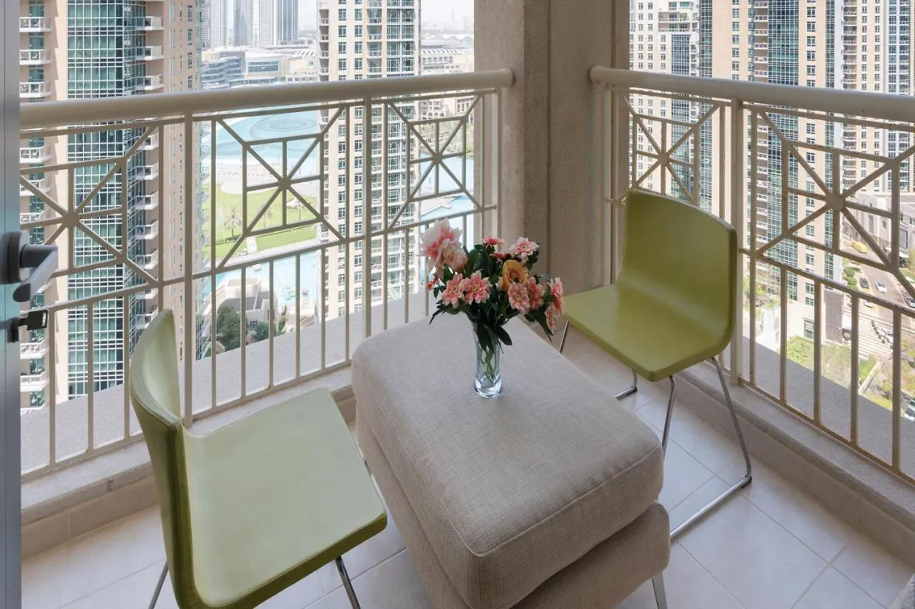Fountain View Luxury: Downtown Dubai Apartment with Burj Khalifa Vista